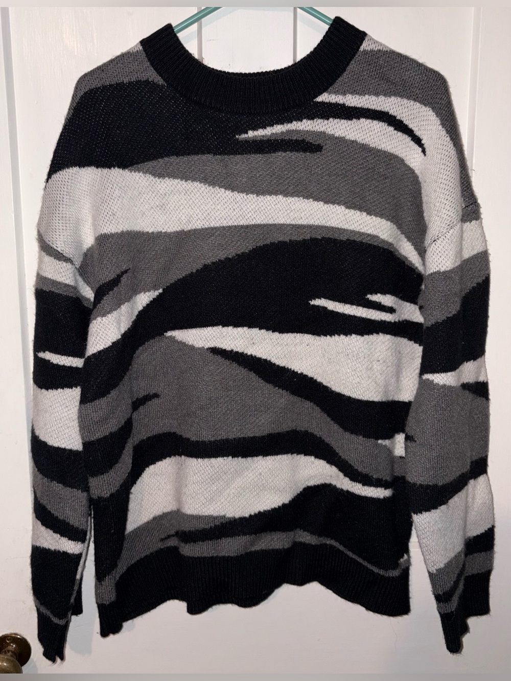 Roxy Women’s Black, Gray & White Abstract Stripe Crewneck Sweater size M